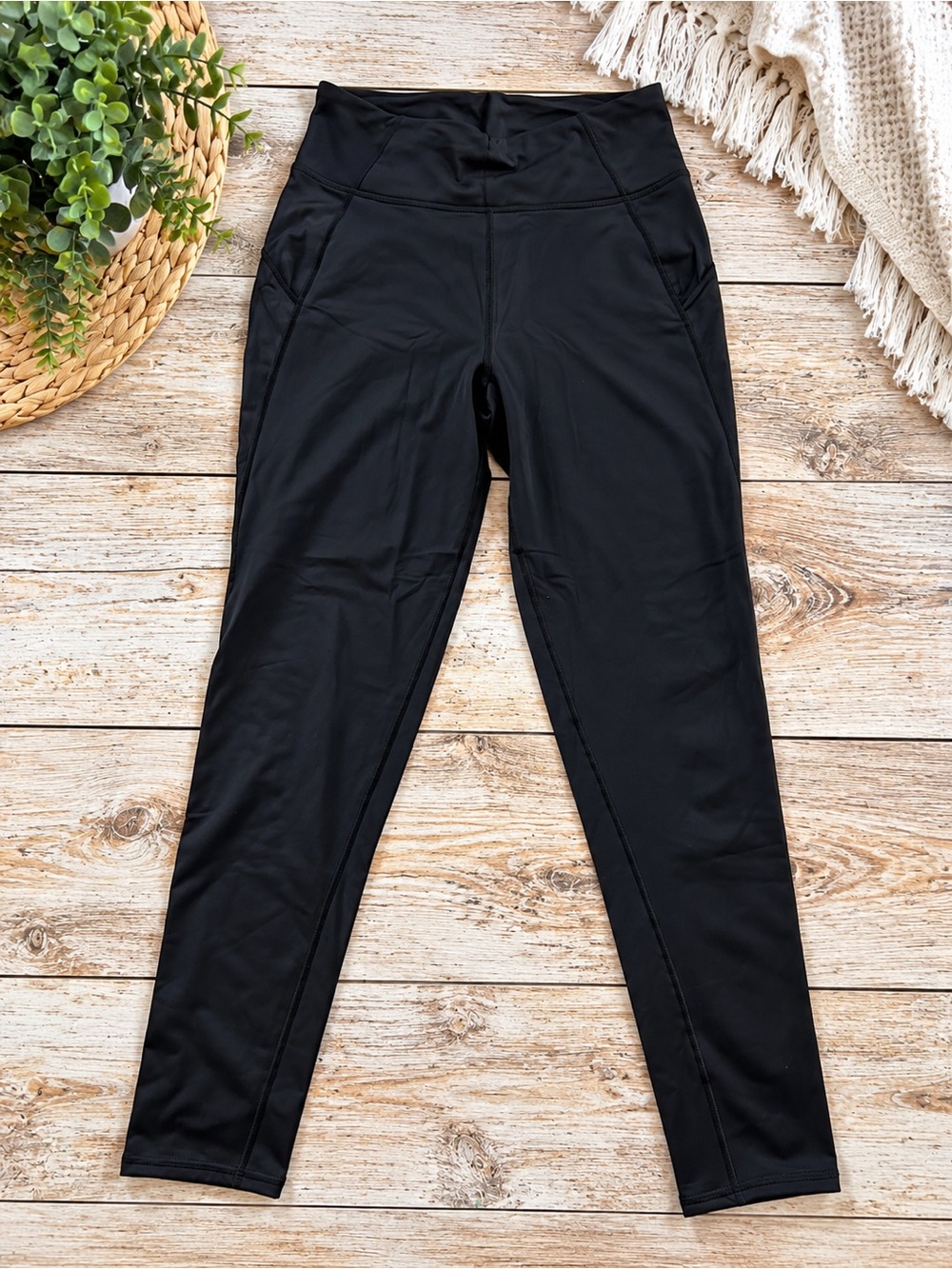 Black leggings in size M. Polyester & spandex blend. #activewear #yoga 427